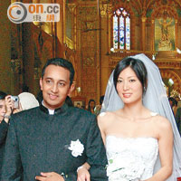 周嘉玲於2005年在泰國下嫁印度籍室內設計師Goveas Darryl William高達龍。
