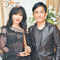 劉嘉玲手拿舞台劇最佳女主角獎座，與老公梁朝偉恩愛在場內合照。