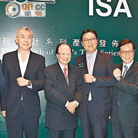（左起）萬希泉創辦人沈慧林、ISA老闆姚瑞添、楊貫一、馬時亨、陳永陸及萬希泉創辦人沈墨寧齊齊展示品牌的陀飛輪腕錶。