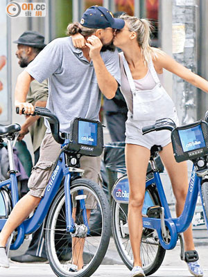 里奧勒度和索模Kelly拍拖踩單車，情不自禁咀嘴。