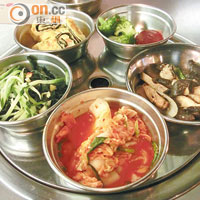 韓式五小碟無限添食。