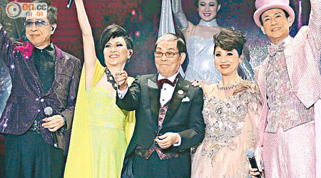（左起）葉振棠、陳潔靈、顧嘉煇、張德蘭、鄭少秋<br>殿堂級作曲家顧嘉煇與眾前輩歌手在佛山舉行演唱會。