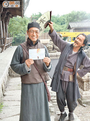 姜皓文展示女兒送給他的卡，廖啟智在旁整古做怪。