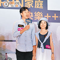 柳俊江與太太恩愛拖手出席。