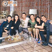 右起：李國祥、劉小慧、Soler與黎瑞恩在大宅內拍攝節目。