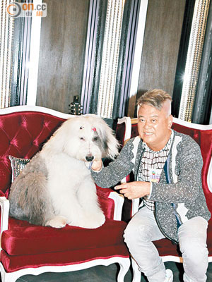 阿叻帶同愛犬入電視城亮相《娛樂3兄弟》節目。