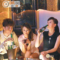 馬國明（左起）、香香、江欣燕、黃翠如及阮兆祥在夜店拍攝。