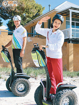 黎燕珊在澳洲大玩雙輪電動車。