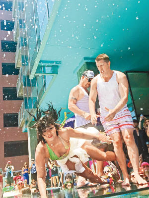 Demi Lovato在濕滑的舞台上失足倒地。（東方IC圖片）
