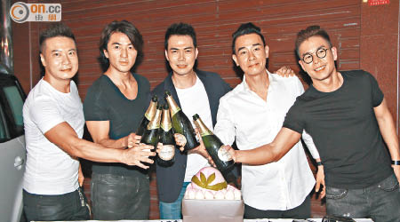 （左起）錢嘉樂、鄭伊健、謝天華、陳小春、林曉峰切蛋糕慶生。