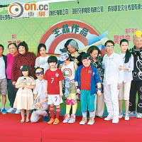 台前幕後大合照，小演員王詩齡（前排左一）受盡萬千寵愛。