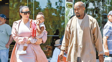 Kim抱着女兒跟老公Kanye去看電影，一家三口樂也融融。（東方IC圖片）