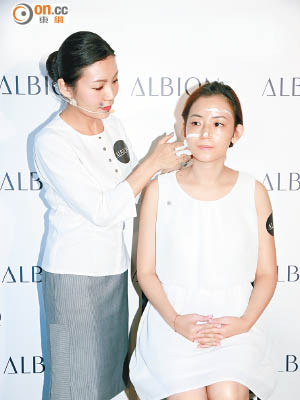 美容顧問與模特兒示範護膚步驟。