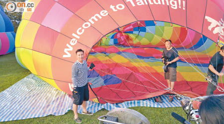 崔建邦在台東參與熱氣球嘉年華。