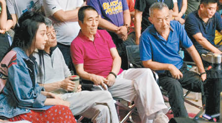 右起：田壯壯、張藝謀與十慶三位導演監場，范冰冰在旁學嘢。