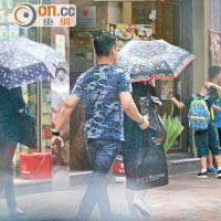 郭可頌冒雨步往錶行。