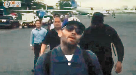 獲釋的Chris在菲律賓機場得戚拍片，並號召粉絲在澳門狂歡！