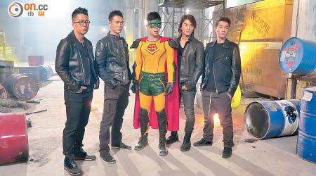 林曉峰（左）、謝天華（左二）、鄭伊健（右二）與陳小春（右）客串內地電影《煎餅俠》。