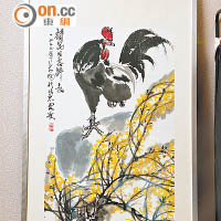 已故國畫大師陳大羽於1977年送贈給劉詩昆的作品，名為《雄雞》。