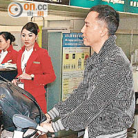 子丹抵達機場便獨自前往航空公司櫃枱寄行李。