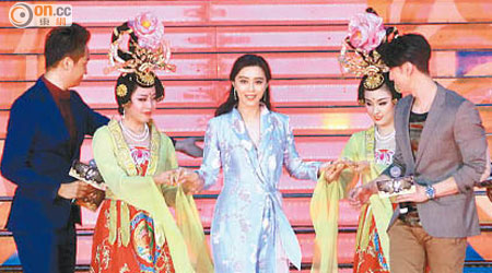 范冰冰以女王姿態，與吳尊（右）一起出席電影活動。
