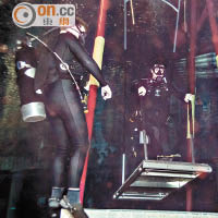 穿上潛水衣的李治廷，背着一身專業潛水器材落水。