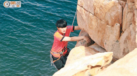 胡鴻鈞首次挑戰攀山，穿上安全褲後疑似「激凸」。
