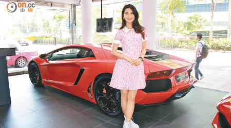 裕美擔任節目主持介紹名車。