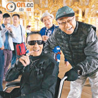 拍特輯時，謝賢還坐在曾江的輪椅，由他推着玩。