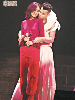 紫紅打扮的千嬅獲Edmond送抱，二人合唱《八里公路》後獲觀眾送上熱烈掌聲。