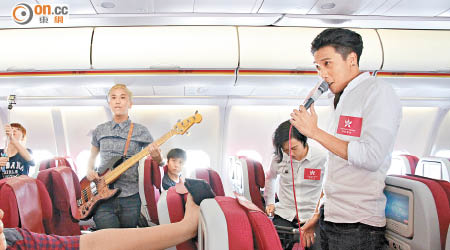 陳樂基（右）與隊員在機上開空中快閃音樂會。