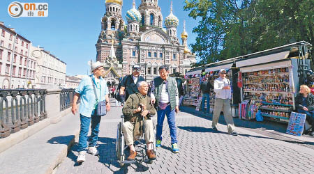 謝賢推着坐輪椅的曾江，與胡楓、Joe Junior在俄羅斯街頭遊覽。
