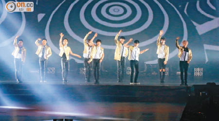 EXO昨晚在港開騷，九位成員金光閃閃登場。