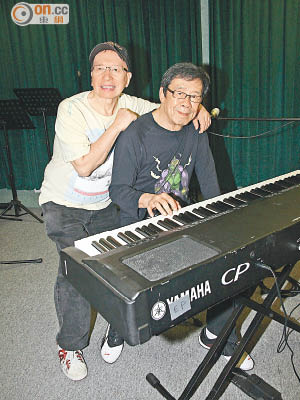 胡楓和Joe Junior大唱《友誼之光》贈興。