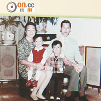 紀念冊內刊有林家聲與妻子及兩兒生活照。