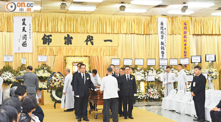 扶靈的八位嘉賓護送林家聲的靈柩出禮堂。