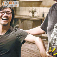 汪峰與章子怡在MV中同時晒戒指。