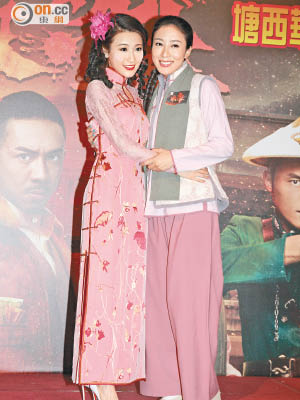 新婚的林夏薇（左）出席宣傳活動，楊怡即送上恭喜。