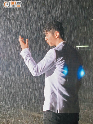 許廷鏗要在大雨中拍MV。