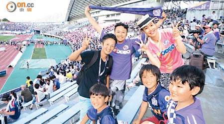 妙芝一家四口到日本旅行，並為大仔安排足球交流比賽。