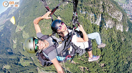 G.E.M.（右）跳降傘飽覽瑞士美景。