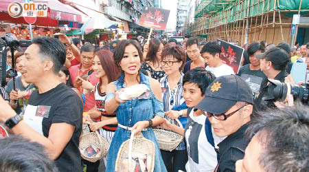 楊怡在深水埗街頭宣傳劇集，吸引眾多市民圍觀。