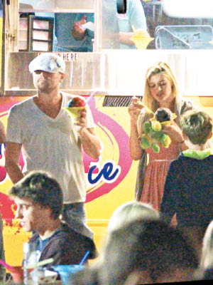 里奧勒度跟Kelly在嘉年華會開心食刨冰。（東方IC圖片）
