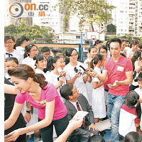 陳豪被學生圍住要求簽名，大受歡迎。