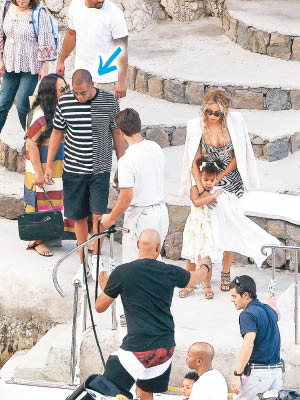 Beyonce同老公Jay Z（箭嘴示）湊住囡囡往意大利度假。（東方IC圖片）