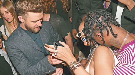 Travis（右）在Justin面前咀Rihanna的粉頸。（東方IC圖片）