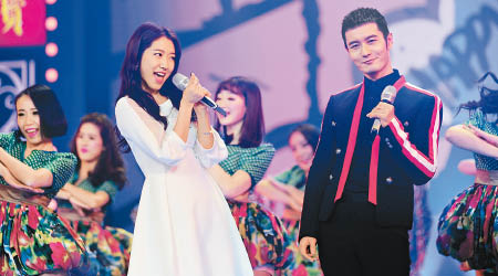 朴信惠與黃曉明在今年初於內地元宵節目中合唱。（CFP圖片）