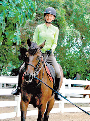 傅嘉莉習騎數月，直言愛上騎馬。