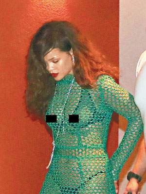 Rihanna的魚網裝夠晒出位。（東方IC圖片）