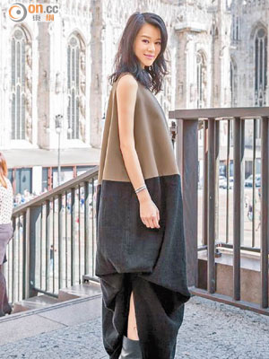 杏兒穿上Uma Wang 2015秋冬系列的雙色寬鬆連身裙，於米蘭街頭展示時尚的一面。